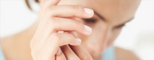 Frau cremt sich die H�nde